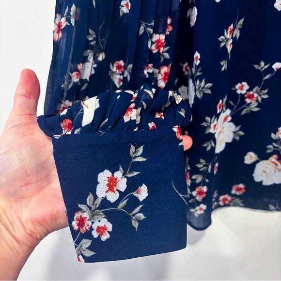 LAURA Navy floral  blouse - Picture 4 of 6